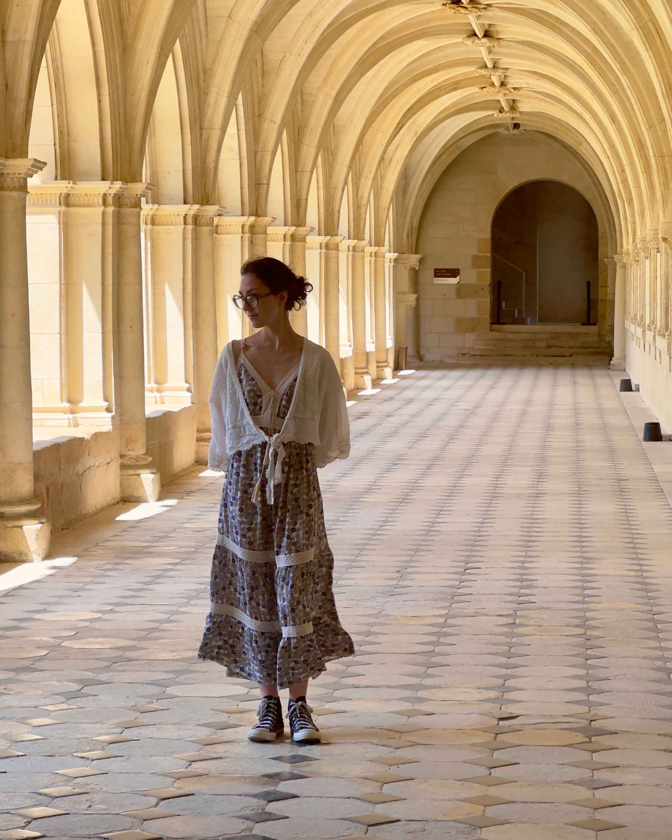Portrait de Maud Lenoir sous les arcades d'un cloître